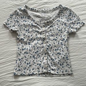 Aeropostale white shrunken tee with blue flower pattern